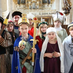 Eine Gruppe von verkleideten Kindern lächeln in die Kamera