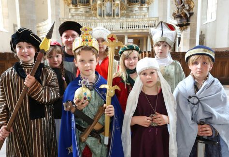 Eine Gruppe von verkleideten Kindern lächeln in die Kamera