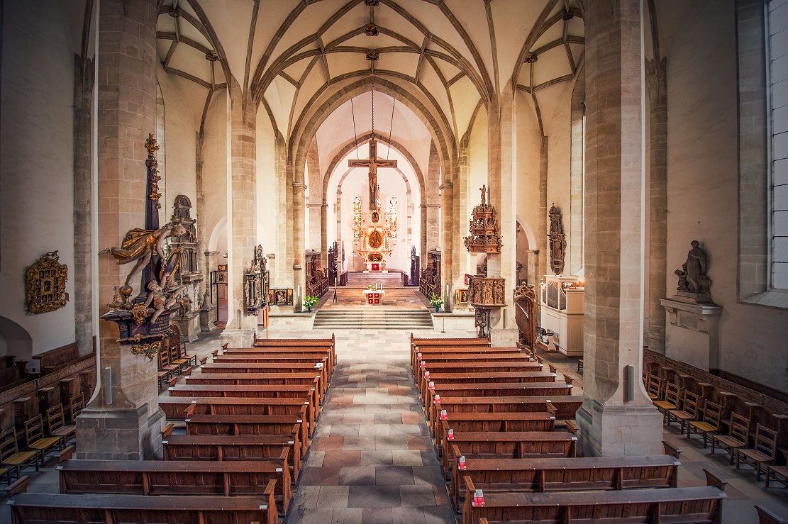 Blick in das Langhaus des Merseburger Doms