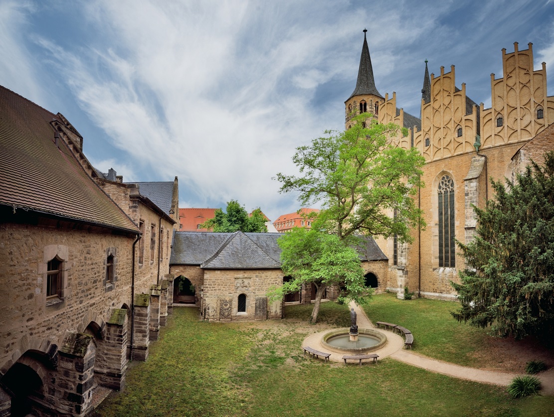 Kreuzhof des Merseburger Doms mit Thietmar-Brunnen in der Mitte
