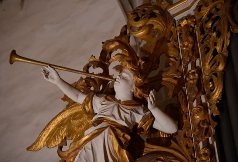 Ein Engel der Trompete spielt als Detail des Orgelprospekts