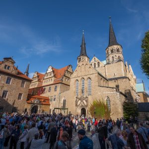 Viele Menschen stehen vor dem Merseburger Dom