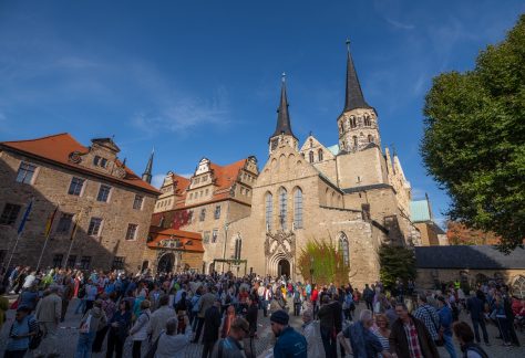 Viele Menschen stehen vor dem Merseburger Dom