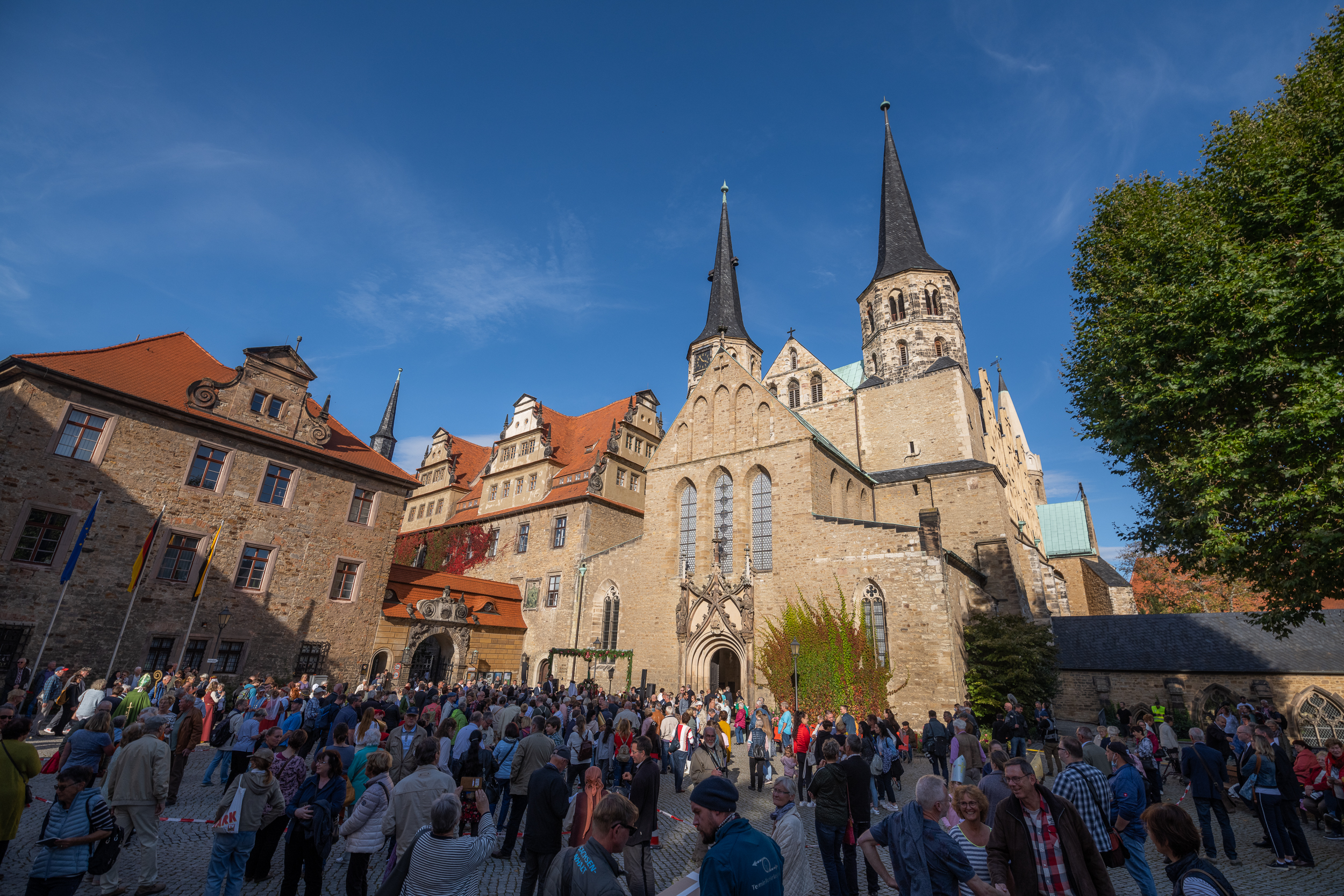 Viele Menschen stehen vor dem Merseburger Dom