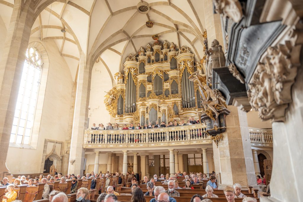 Blick auf die Ladegastorgel mit Chor
